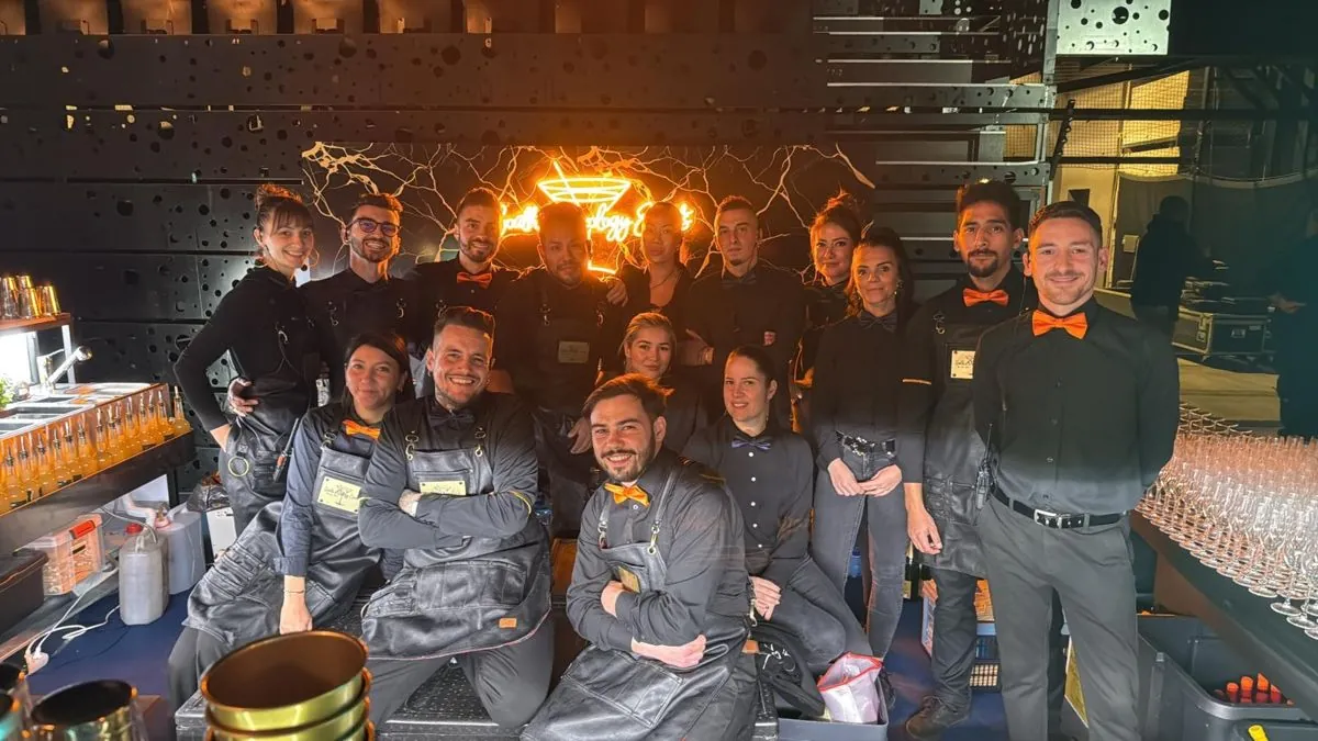 Gaëlle et son équipe en tenue de service